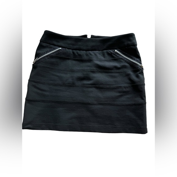 BCBGeneration Black Bandage Mini skirt with exposed silver zipper- Size 6 - Picture 5 of 10